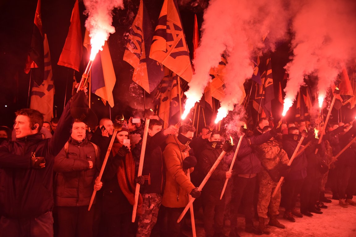 В воскресенье, 4 марта, по центральным улицам Львова прошло факельное шествие активистов праворадикальных организаций, приуроченная ко дню гибели главнокомандующего УПА Романа Шухевича 5 марта 1950. 