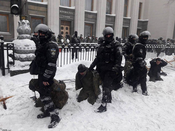 Во время столкновений в палаточном городке возле здания Верховной Рады в центре Киева задержали 112 человек. 