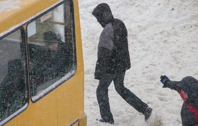 В Киеве из-за сложных погодных условий маршруты общественного транспорта курсируют с отклонением от графика. 
