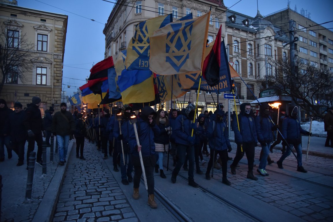 В воскресенье, 4 марта, по центральным улицам Львова прошло факельное шествие активистов праворадикальных организаций, приуроченная ко дню гибели главнокомандующего УПА Романа Шухевича 5 марта 1950. 