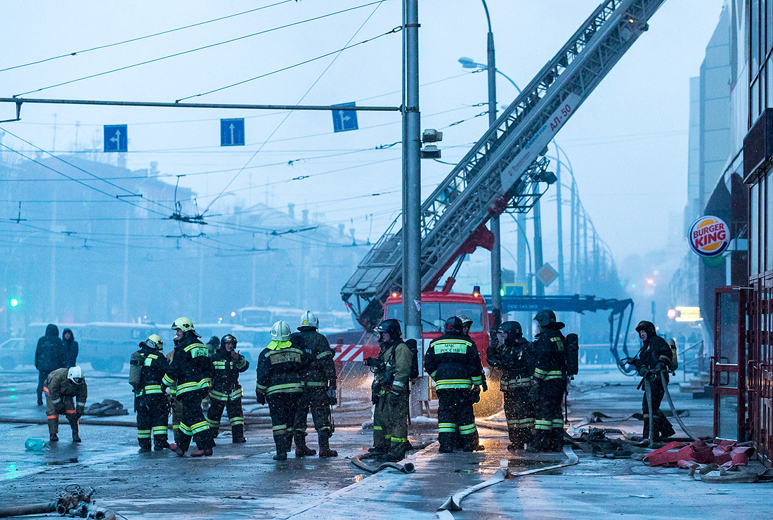 Количество погибших при пожаре в торговом центре "Зимняя вишня" в Кемерово (РФ) возросло до пяти. 