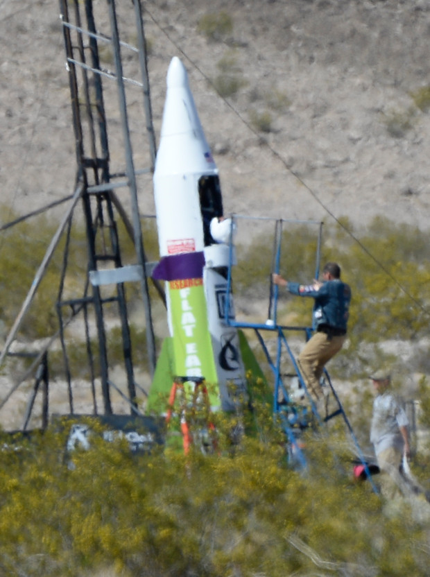 Американцу Майклу Хьюзу удалось взлететь на своей ракете с паровым двигателем, чтобы доказать, что Земля плоская. 