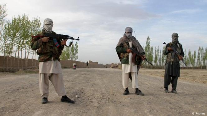 В Афганистане боевики радикального исламистского движения Талибан напали на 4 контрольно-пропускных пункта полиции и военных. 