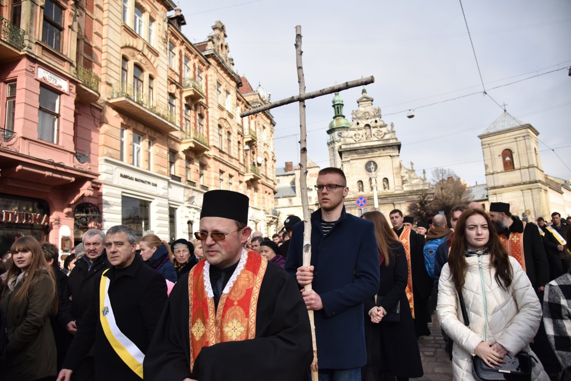 В Хрестопоклинну воскресенье, 11 марта, во Львове состоялась традиционная общегородская молитвенная крестный ход, символизирующий Крестный путь, который Иисус Христос прошел на Голгофу. 
