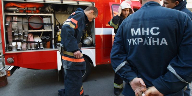Кабинет министров Украины разрешил спасательным службам проверять детсады, школы, торгово-развлекательные центры, а также объекты и предприятия с высокой степенью риска. 