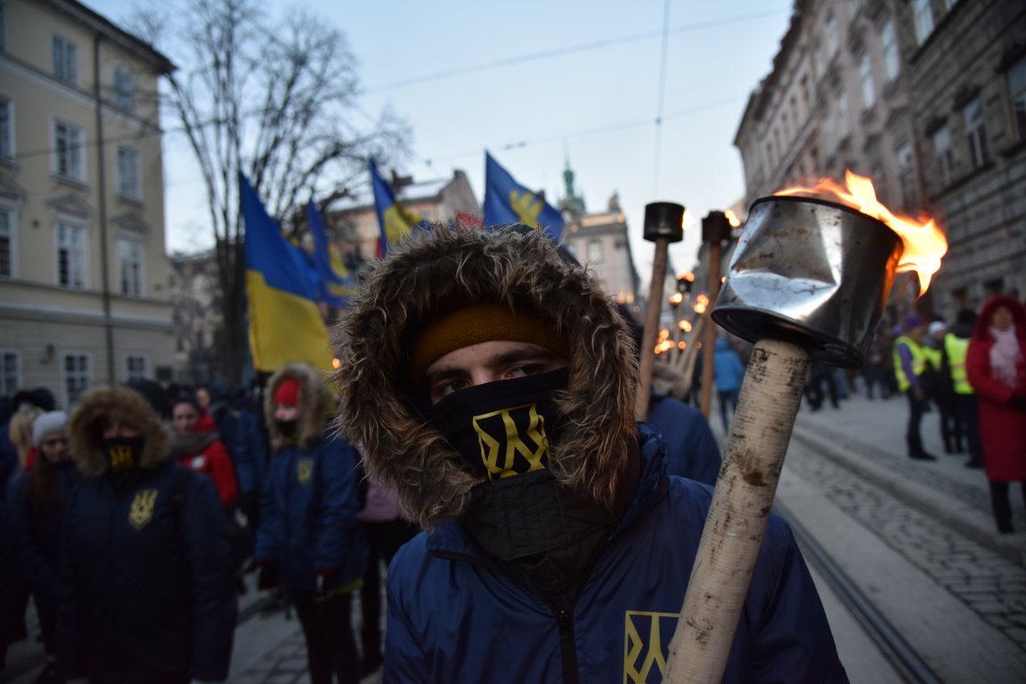 В воскресенье, 4 марта, по центральным улицам Львова прошло факельное шествие активистов праворадикальных организаций, приуроченная ко дню гибели главнокомандующего УПА Романа Шухевича 5 марта 1950. 