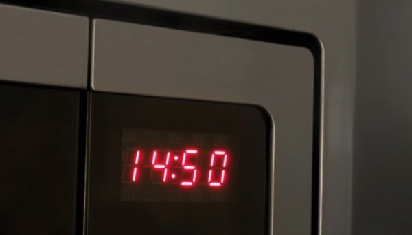 Электронные часы, встроенные в бытовую технику, замедлились по всей Европе: с середины января они начали отставать от реального времени на 6 минут. 