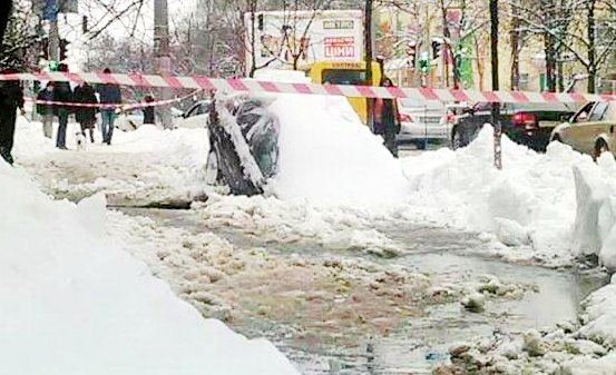 В Киеве прорвало трубу и затопило улицу Ольжича. У места прорыва припаркованный автомобиль наполовину провалился под землю. 