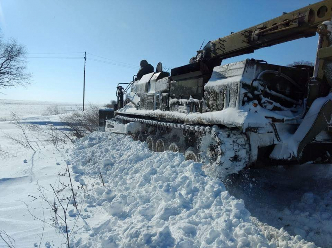 В Одесской области восстановили автомобильное движение с помощью военной техники. 