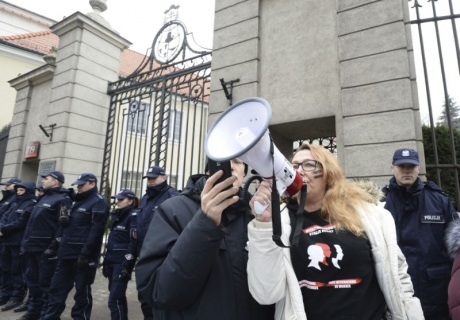 Тысячи людей присоединились к женской акции протеста в Варшаве и других польских городах в пятницу, протестуя против попытки консервативного правительства ввести новые ограничения в отношении абортов. 