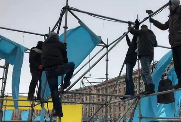 Полиция задержала двух участников акции в Киеве за демонтаж конструкций с украинской символикой. 