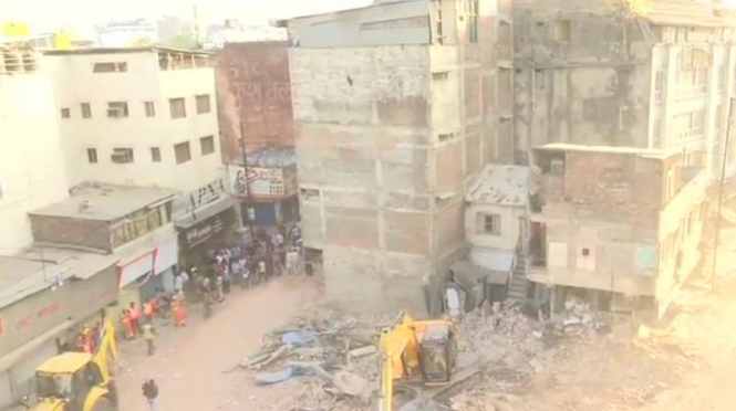 По меньшей мере десять человек погибли при обрушении четырехэтажного отеля 31 марта в индийском городе Индаур. 