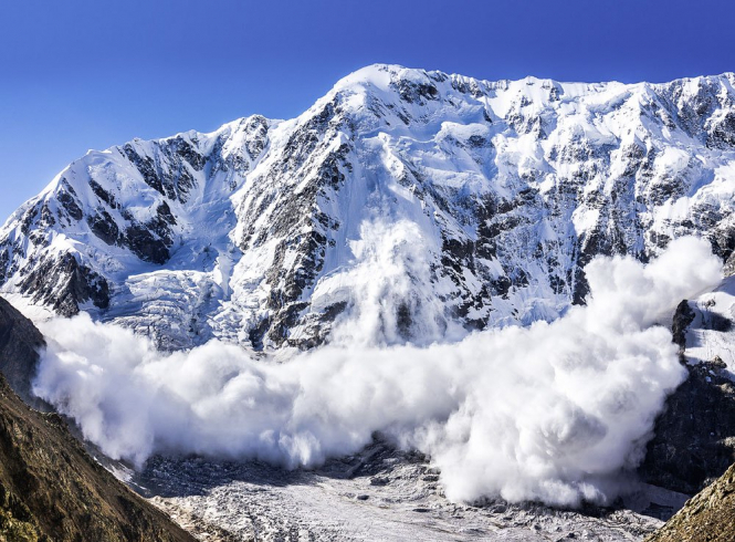 В горах Швейцарии в результате схода лавины погибли пять из шести лыжников, которые находились на склоне горы. 