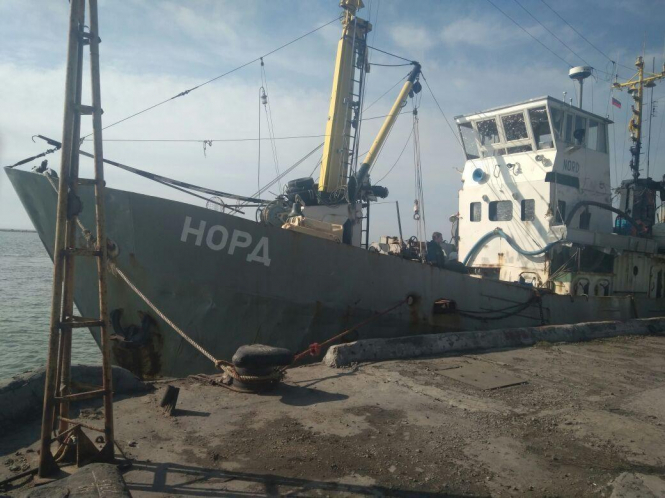 Государственная пограничная служба сообщает, что 19 апреля около 6:00 утра двое граждан Украины - членов экипажа задержанного в Азовском море судна "Норд" выехали из Украины в Беларусь. 