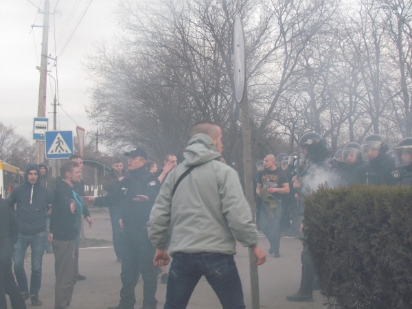 В Мариуполе во время матча между местной командой и киевским клубом "Динамо" болельщики подрались с правоохранителями. 