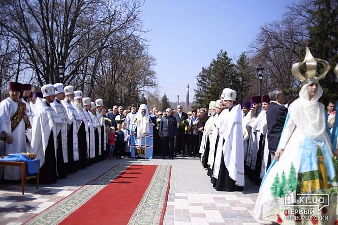 В Кривом Роге, в Покровском районе, на месте свергнутого памятника Ленину открыли новый монумент. Его посвятили Покрове Божьей Матери. 