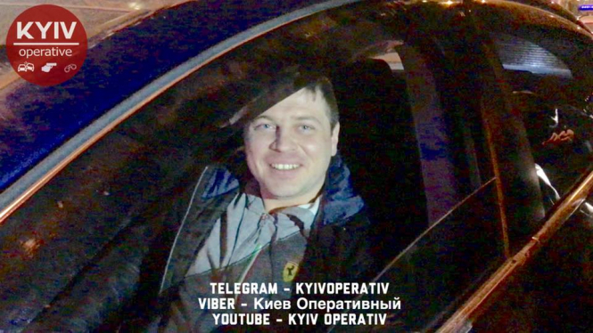В Киеве в ночь на 1 апреля на улице Нижний Вал произошла авария с участием автомобиля дипломатического представительства России Volkswagen и автомобиля такси KIA. 