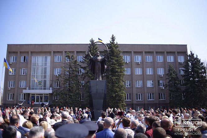 В Кривом Роге, в Покровском районе, на месте свергнутого памятника Ленину открыли новый монумент. Его посвятили Покрове Божьей Матери. 