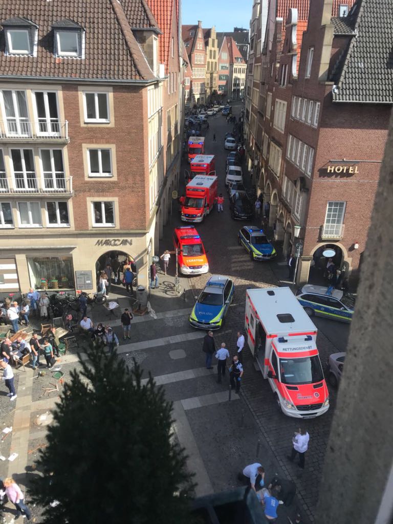 В городе Мюнстер на западе Германии фургон врезался в пешеходов. Погибли, по последним данным, три человека, не менее 20 ранены. 