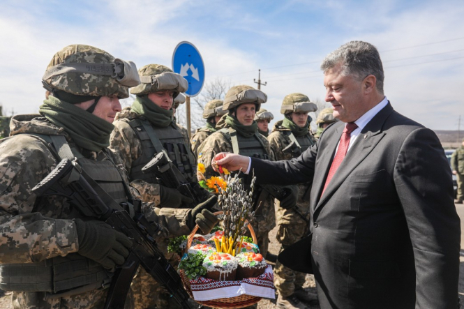 Президент Петр Порошенко 1 апреля встретился с военнослужащими 79 десантно-штурмовой бригады и бойцами Нацгвардии, воюющих на Донбассе. 