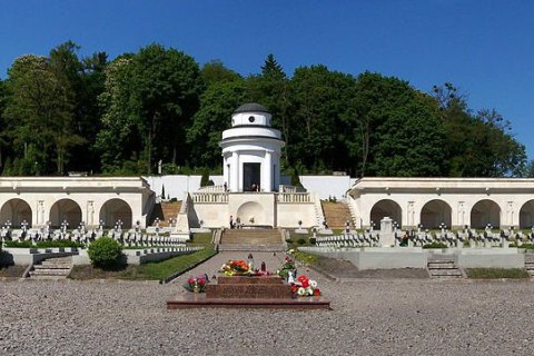СБУ задержала двух исполнителей подрыва польского Мемориала орлят на Лычаковском кладбище во Львове. 