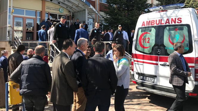 В турецком городе Эскишехир в результате вооруженного нападения в университете Йылдырым погибли 4 человека, нападающего задержали. 