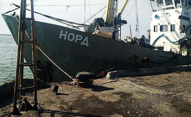 Членам экипажа судна "Норд", которое украинские пограничники задержали 25 марта в Азовском море, пытаются передать паспорта граждан Украины. 