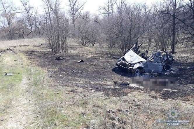 В Луганской области на линии разграничения в результате подрыва автомобиля погибла семья из четырех человек. 