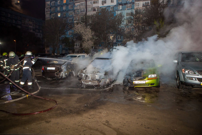 В ночь на 28 апреля на улице Гладкова в Днепре на стоянке загорелась машина Subaru Forester. 