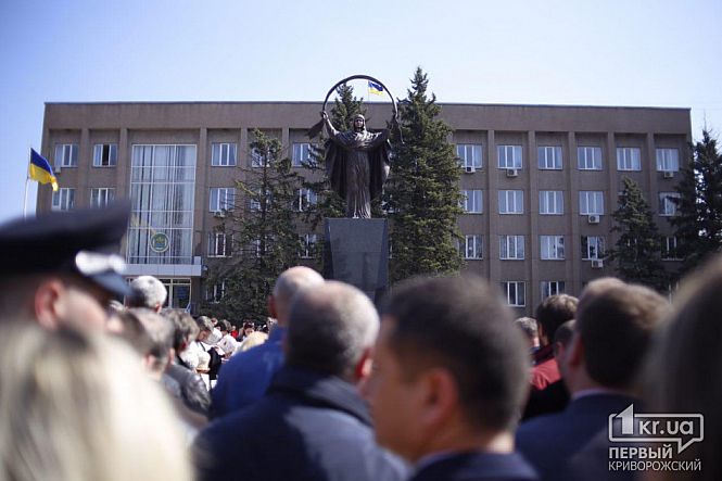 В Кривом Роге, в Покровском районе, на месте свергнутого памятника Ленину открыли новый монумент. Его посвятили Покрове Божьей Матери. 