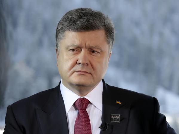 Президент Петр Порошенко провел совещание по обсуждению изменений в закон "О государственных закупках", во время которого выступил за снижение суммы допороговых закупок с 200 до 50 тысяч гривен. 