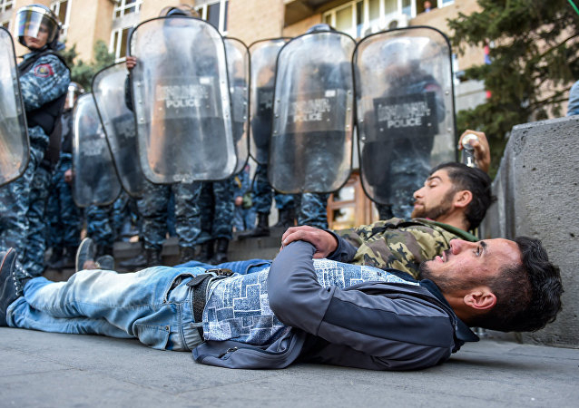 В Ереване по состоянию на 13:00, 22 апреля, в разные полицейские отделение доставлен 49 человек. 