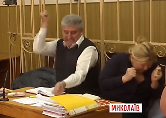 В Николаеве во время заседания Заводского районного суда одесский судья Алексей Буран, которого подозревают во взяточничестве, стал кричать и пытался ранить себя ручкой. 