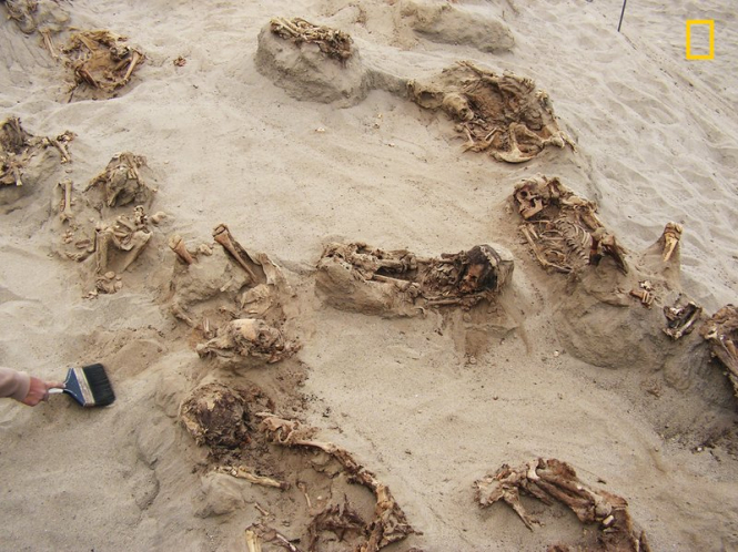 В захоронении, известном как Лос Ламас, найдено скелеты 140 детей в возрасте от 5 до 14 лет. Их принесли в жертву на ритуальной церемонии около 550 лет назад. 