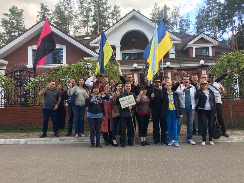 Представители партии "Движение новых сил" съездили в село Стоянка в дом Юрия Луценко. 