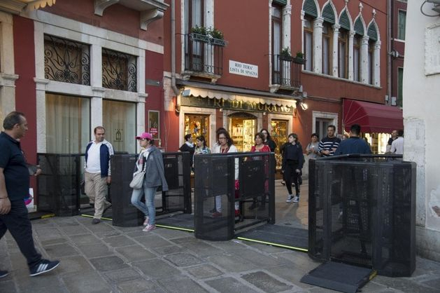 С 28 апреля в Венеции (Италия) установили турникеты для контроля количества туристов в городе. 