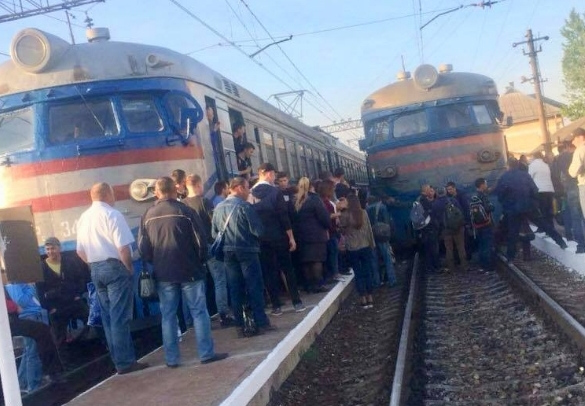 На станции Скнилов под Львовом вечером 27 апреля около 200 человек вышли на железнодорожное полотно и заблокировали движение электропоездов Львов-Мукачево и Львов-Трускавец. 