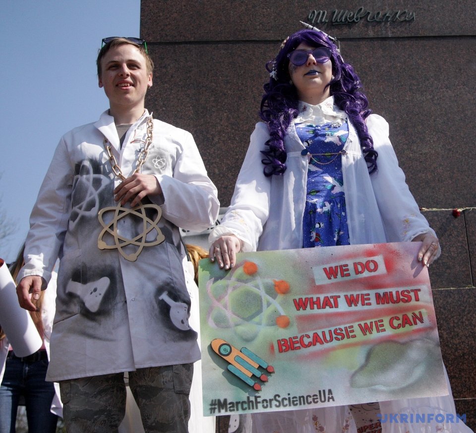 В субботу, 14 марта, в тематических костюмах и с плакатами ученые и все желающие прошли маршем по улицам столицы, привлекая внимание к важности популяризации науки. 