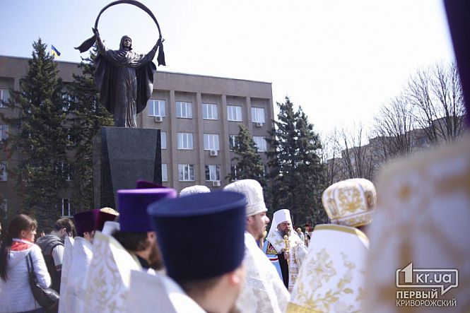 В Кривом Роге, в Покровском районе, на месте свергнутого памятника Ленину открыли новый монумент. Его посвятили Покрове Божьей Матери. 