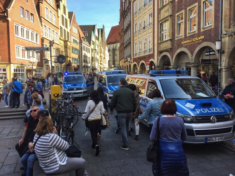 В городе Мюнстер на западе Германии фургон врезался в пешеходов. Погибли, по последним данным, три человека, не менее 20 ранены. 