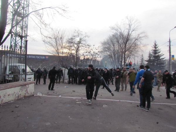 В Мариуполе во время матча между местной командой и киевским клубом "Динамо" болельщики подрались с правоохранителями. 
