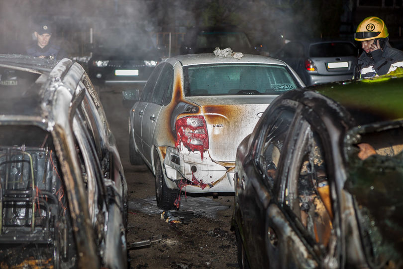 В ночь на 28 апреля на улице Гладкова в Днепре на стоянке загорелась машина Subaru Forester. 