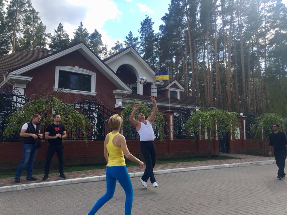 Представители партии "Движение новых сил" съездили в село Стоянка в дом Юрия Луценко. 