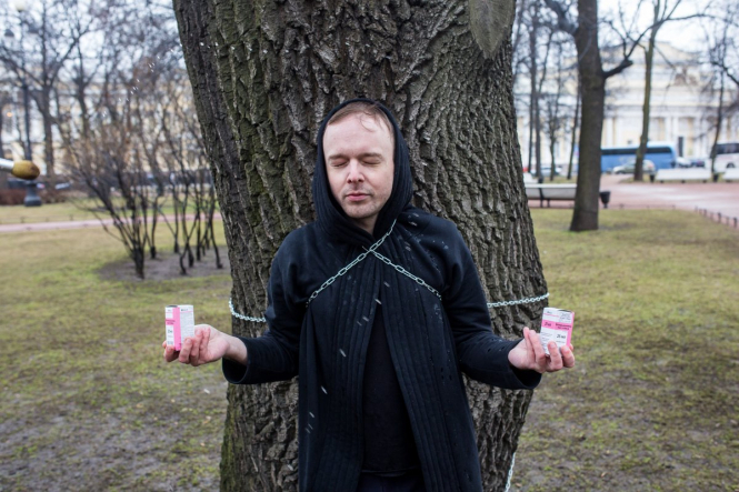 В Санкт-Петербурге российский активист Борис Конаков, который открыто говорит о своем ВИЧ-статусе, приковал себя цепью к дубу и обливался боярышником. 