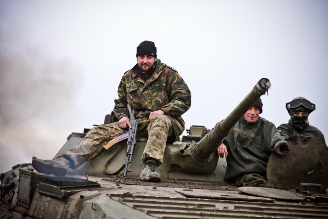 Российско-оккупационные войска с полуночи совершили 10 обстрелов позиций сил АТО на Донбассе. Один украинский военнослужащий получил ранения. 