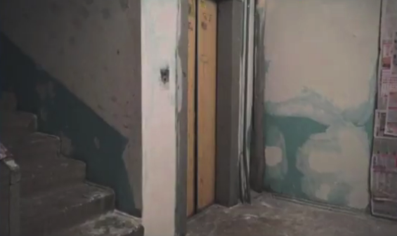 В Деснянском районе города Киева в подъезде одной из многоэтажек оборвался лифт. 