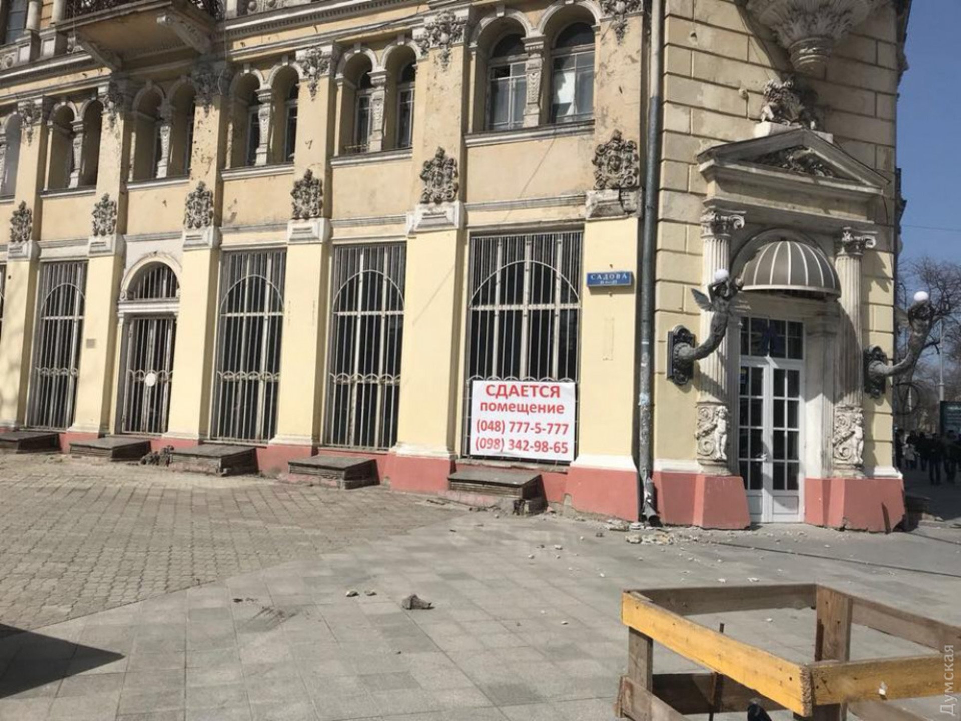 В Одессе во время празднования "Юморины 2018" на прохожего упал фрагмент фасада дома. 