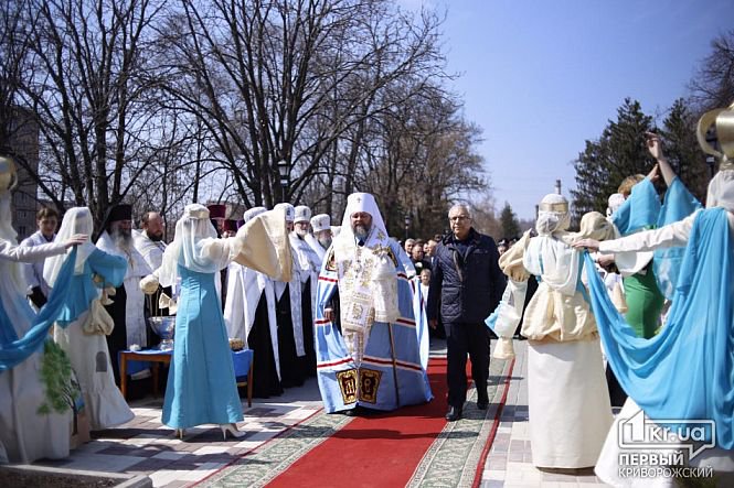 В Кривом Роге, в Покровском районе, на месте свергнутого памятника Ленину открыли новый монумент. Его посвятили Покрове Божьей Матери. 