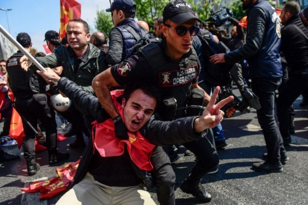 Стамбульская полиция во вторник задержала более 50 человек и закрыла доступ в несколько мест в день празднования Дня труда. 
