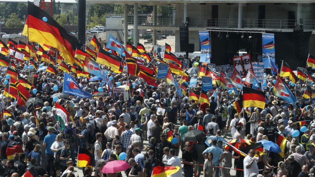 Сегодня, 27 мая, около пяти тысяч человек вышли на акцию "Альтернативы для Германии" в Берлине и около 25 000, чтобы выразить несогласие с партией. 